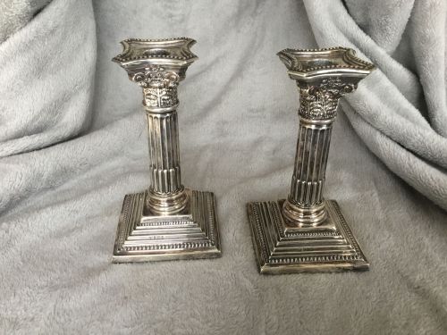 Superbe paire de chandeliers en argent antique